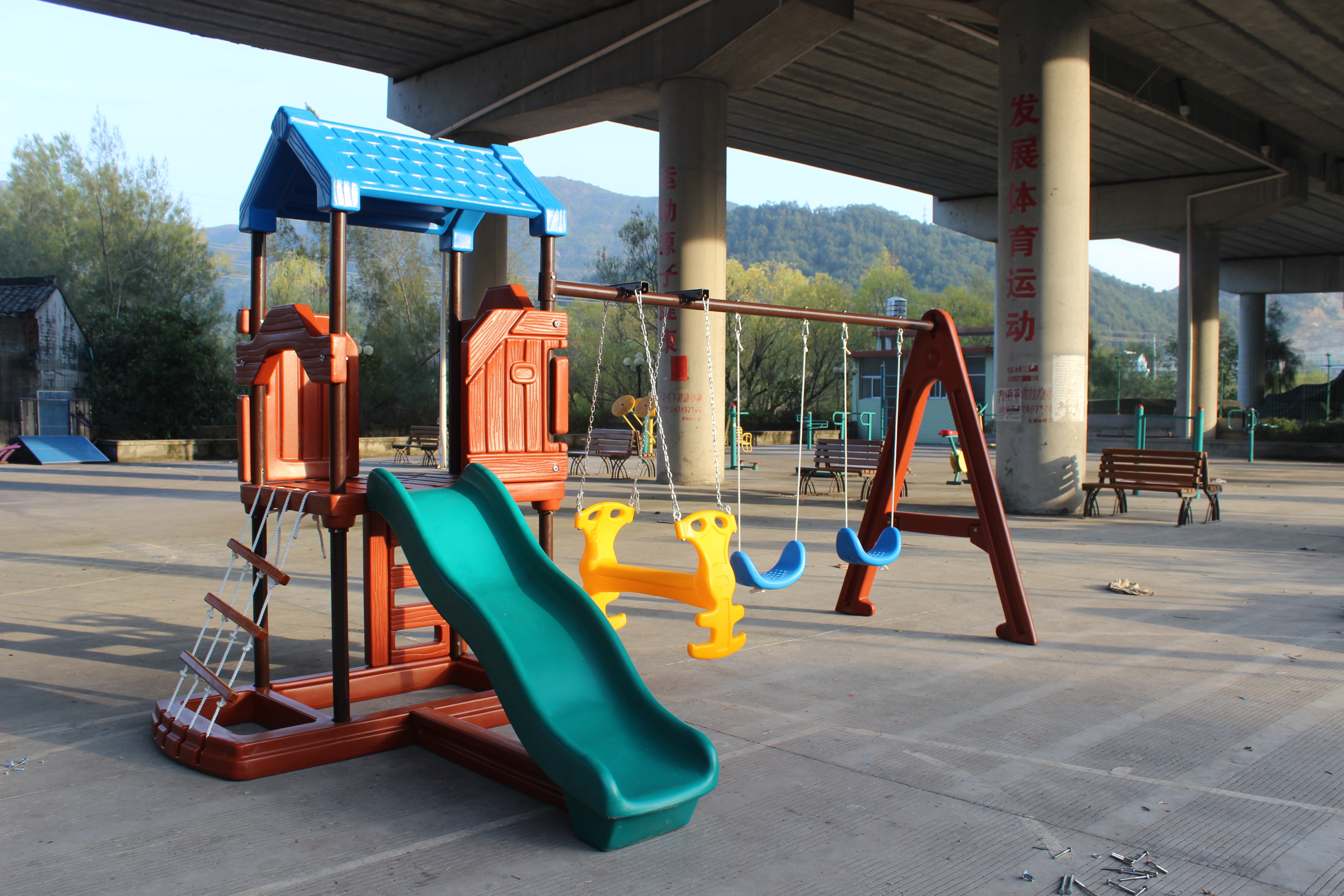 ​Multifunctional Kids Slide Swing Set with net climber and house playground from China Manufacturer (M11-09503)