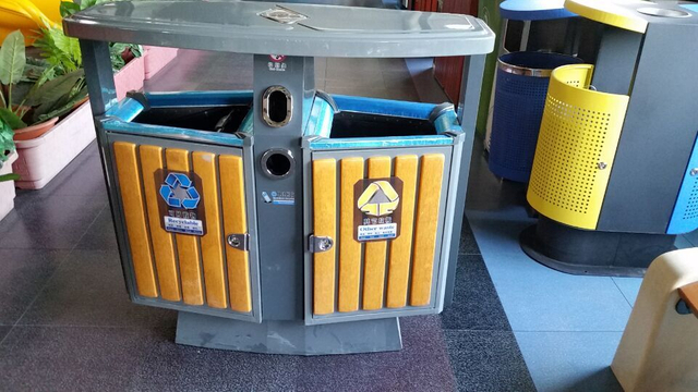 M11-13812 High Quality Wood Trash Can Garden Trash Can